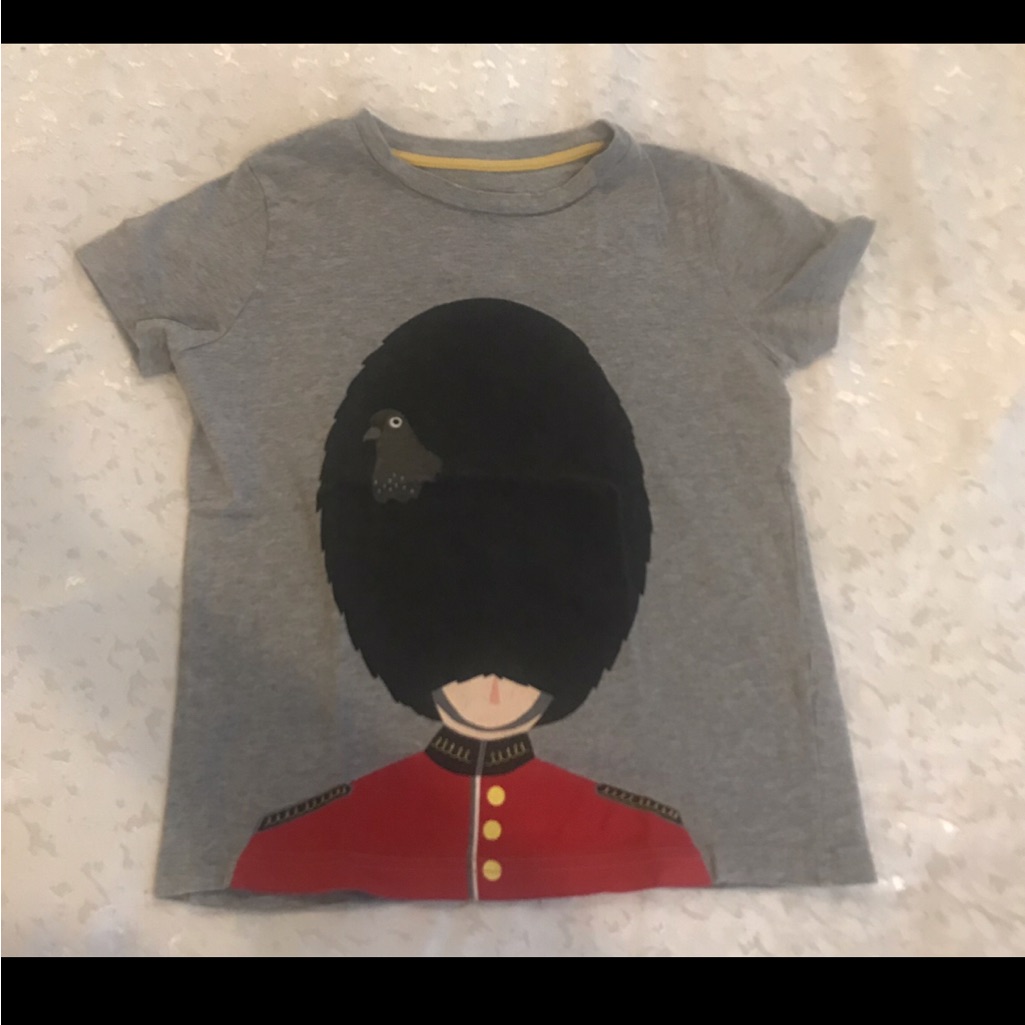 Mini Boden Kids Grey T-Shirt With Royal Guard Graphic Nwot